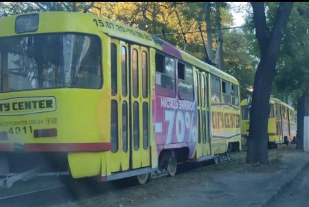 В Суворовском районе в результате столкновения автомобиля с деревом пострадали три человека (фото)