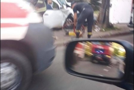 В Суворовском районе в результате столкновения автомобиля с деревом пострадали три человека (фото)