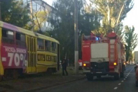 В Суворовском районе в результате столкновения автомобиля с деревом пострадали три человека (фото)