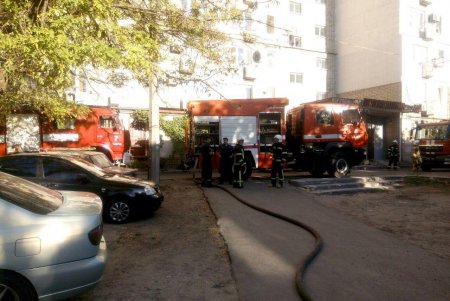 В высотке на Молдаванке горел балкон: для ликвидации огня понадобилось восемь пожарных машин (фото)