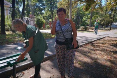 На Молдаванке восстанавливают скамейки, очищают ливневки и убирают аварийные ветки (фото)