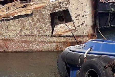 Танкер «Делфи» швартуют в порту Черноморска (фото)
