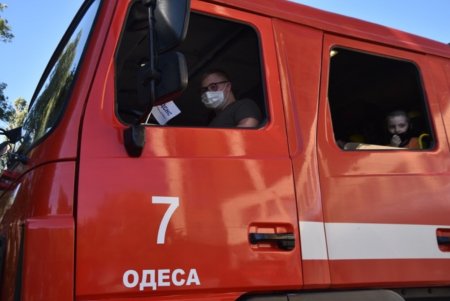 Знакомились с пожарной техникой и тушили условный огонь: спасатели провели экскурсию для детей с ограниченными возможностями (фото)