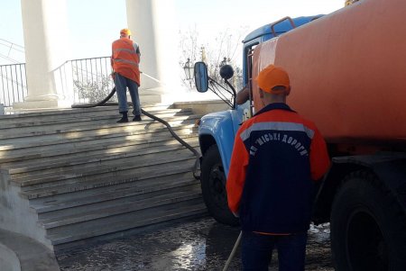 Коммунальщики отмыли Воронцовскую колоннаду от непристойных надписей вандалов