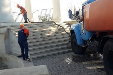 Коммунальщики отмыли Воронцовскую колоннаду от непристойных надписей вандалов