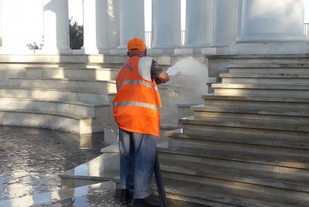 Коммунальщики отмыли Воронцовскую колоннаду от непристойных надписей вандалов