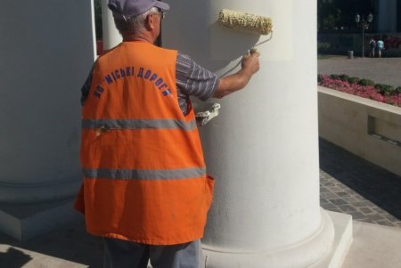 Коммунальщики отмыли Воронцовскую колоннаду от непристойных надписей вандалов