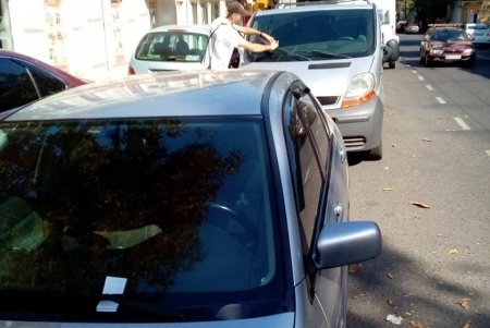 На Канатной инспекторы составляют протоколы за неправильную парковку (фото)