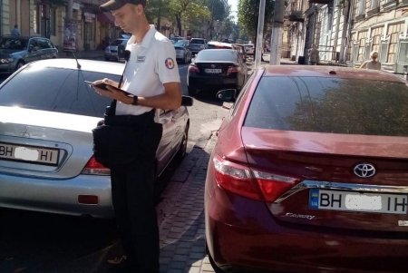 На Канатной инспекторы составляют протоколы за неправильную парковку (фото)