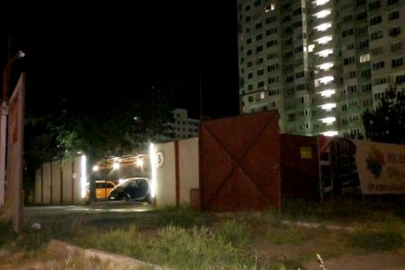 Ночной пожар на автостоянке: четыре машины уничтожены огнем на поселке Котовского (фото)