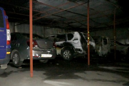 Ночной пожар на автостоянке: четыре машины уничтожены огнем на поселке Котовского (фото)