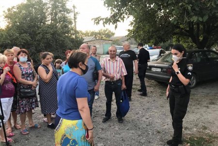 «Министр инфраструктуры, Хуторскую из Киева не видно?»: жители Кривой Балки митинговали против большегрузов на их улице (фото)