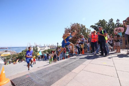 Вверх по Потемкинской лестнице пробежали около 70 профессиональных легкоатлетов (фото)