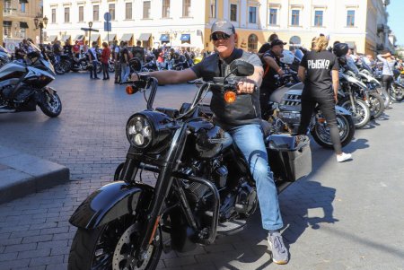Более 250 владельцев Harley Davidson поучаствовали в мотопробеге в честь открытия их сообщества в Одессе: к ним присоединился и мэр города (фото)