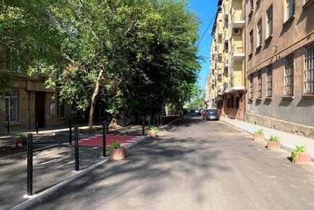 В переулке Короленко теперь новое дорожное покрытие, появились велосипедная дорожка и антипарковочные столбики (фото)