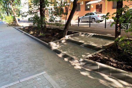 В переулке Короленко теперь новое дорожное покрытие, появились велосипедная дорожка и антипарковочные столбики (фото)