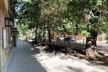 В переулке Короленко теперь новое дорожное покрытие, появились велосипедная дорожка и антипарковочные столбики (фото)