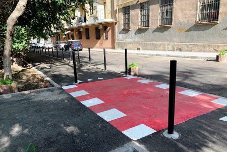 В переулке Короленко теперь новое дорожное покрытие, появились велосипедная дорожка и антипарковочные столбики (фото)