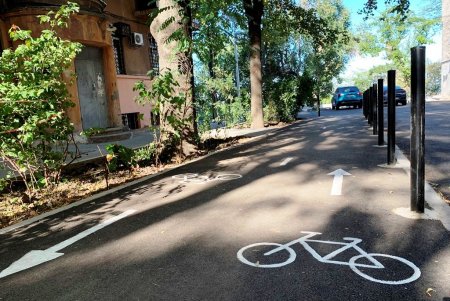 В переулке Короленко теперь новое дорожное покрытие, появились велосипедная дорожка и антипарковочные столбики (фото)