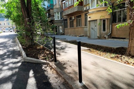 В переулке Короленко теперь новое дорожное покрытие, появились велосипедная дорожка и антипарковочные столбики (фото)