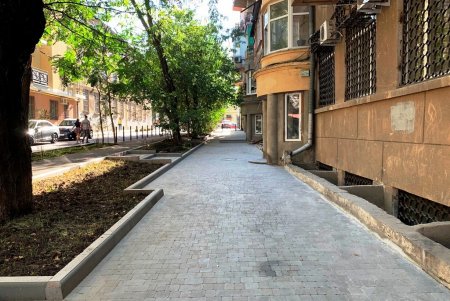 В переулке Короленко теперь новое дорожное покрытие, появились велосипедная дорожка и антипарковочные столбики (фото)