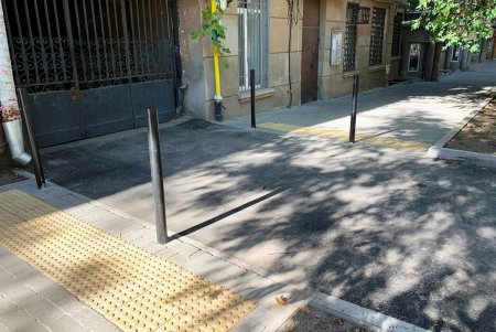В переулке Короленко теперь новое дорожное покрытие, появились велосипедная дорожка и антипарковочные столбики (фото)