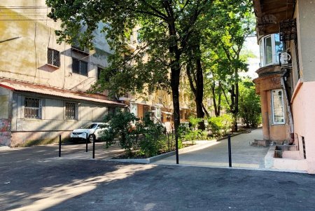 В переулке Короленко теперь новое дорожное покрытие, появились велосипедная дорожка и антипарковочные столбики (фото)