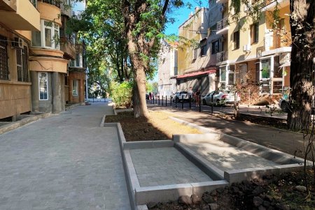 В переулке Короленко теперь новое дорожное покрытие, появились велосипедная дорожка и антипарковочные столбики (фото)