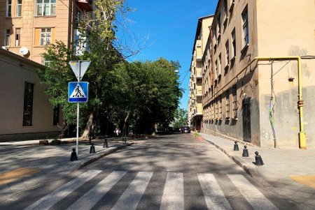 В переулке Короленко теперь новое дорожное покрытие, появились велосипедная дорожка и антипарковочные столбики (фото)