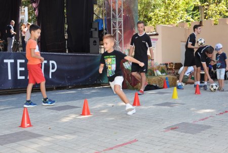Игры для детей и лекции для родителей: семейный фестиваль «Мамаспейс» в Летнем театре (фото)