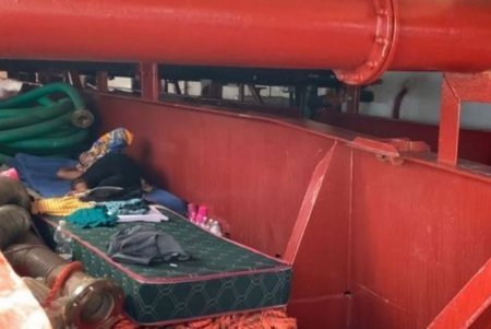 Судно не может сдвинуться с места: капитан из Одессы спас 27 мигрантов в Средиземном море, но теперь ни одно государство не хочет их принимать (фото)