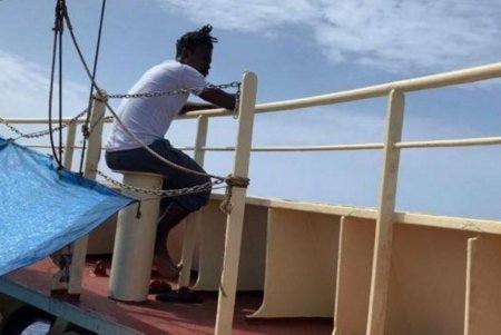 Судно не может сдвинуться с места: капитан из Одессы спас 27 мигрантов в Средиземном море, но теперь ни одно государство не хочет их принимать (фото)