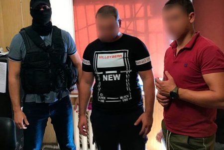 Двое неизвестных напали на полицейского в Одессе, украли у него пистолет и мобильный телефон