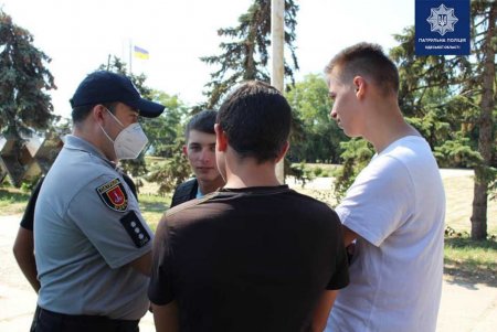 В «Городе мастеров» одесские патрульные учили детей своей профессии, показывали оружие и разрешили примерить экипировку (фото)