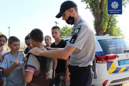В «Городе мастеров» одесские патрульные учили детей своей профессии, показывали оружие и разрешили примерить экипировку (фото)