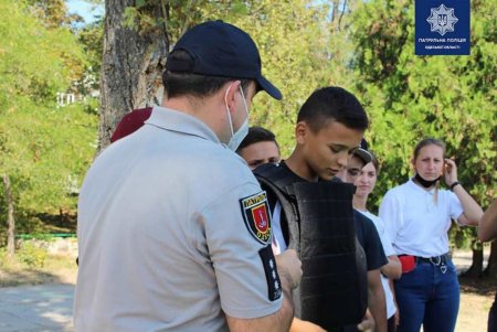 В «Городе мастеров» одесские патрульные учили детей своей профессии, показывали оружие и разрешили примерить экипировку (фото)