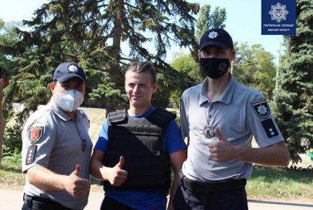 В «Городе мастеров» одесские патрульные учили детей своей профессии, показывали оружие и разрешили примерить экипировку (фото)