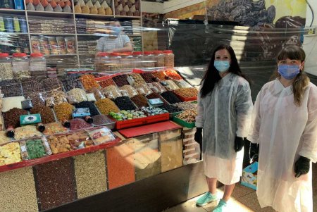 Торговали без масок, не соблюдали дистанцию: В Госпродпотребслужбе рассказали о нарушениях на рынках в период карантина (фото)