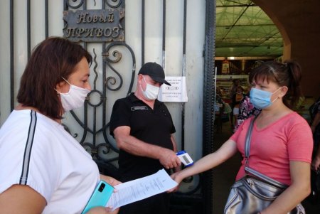 Торговали без масок, не соблюдали дистанцию: В Госпродпотребслужбе рассказали о нарушениях на рынках в период карантина (фото)