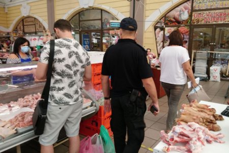 Торговали без масок, не соблюдали дистанцию: В Госпродпотребслужбе рассказали о нарушениях на рынках в период карантина (фото)