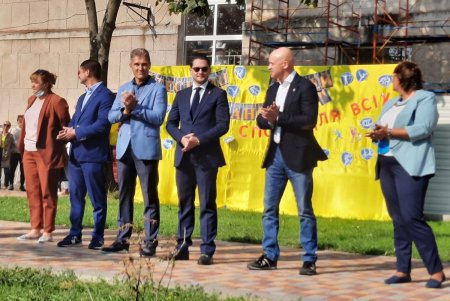 Раньше был пустырь, а теперь – современный спорткомплекс: на территории школы № 106 открыли стадион (фото)