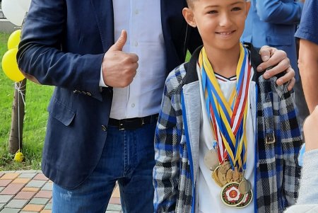 Раньше был пустырь, а теперь – современный спорткомплекс: на территории школы № 106 открыли стадион (фото)