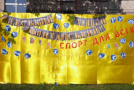 Раньше был пустырь, а теперь – современный спорткомплекс: на территории школы № 106 открыли стадион (фото)