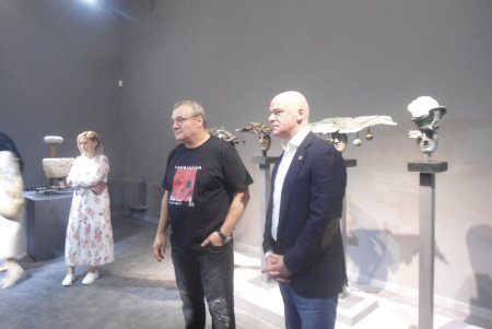 Открылась выставка Михаила Ревы «Откровение», на которой представлены скульптуры из бронзы, воска, камней и ракушек (фото)