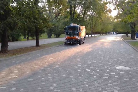 Коммунальщики ежедневно ухаживают за парками и скверами (фото)