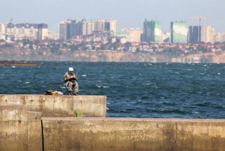 Бархатный сезон: несмотря на похолодание, на одесских пляжах немало отдыхающих (фоторепортаж) 