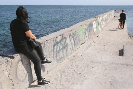 Бархатный сезон: несмотря на похолодание, на одесских пляжах немало отдыхающих (фоторепортаж) 