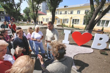 Возле современной амбулатории в Малиновском районе появился арт-объект I love Bugaevka (фоторепортаж)