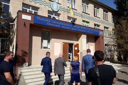 Реконструкция школы №130: в корпусах младших классов отремонтировали кровлю (фото)