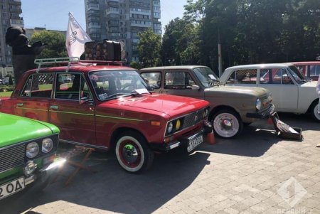 В парке Горького прошел фестиваль ретро-автомобилей и старинных вещей